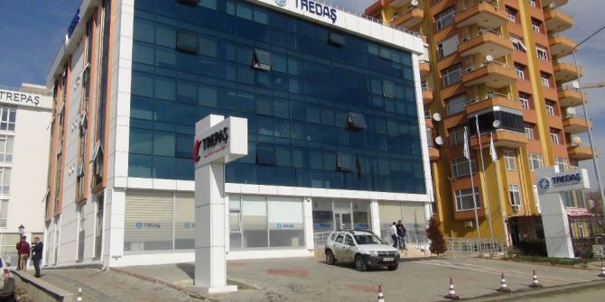 İşe Gelmeyenler İzinli Sayıldı, Gelenler İse Çiçeklerle Karşılandı