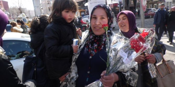 Ak Parti 8 Mart Dünya Kadınlar Günü’nde Çiçek Ve Evet Broşürü Dağıttı