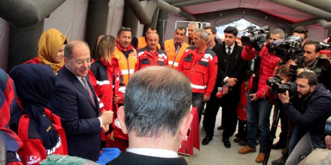 Bakan Akdağ, Kadınlara Kırmızı Karanfil Dağıttı