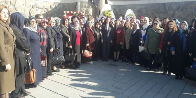 Kadınlar 8 Mart Dünya Kadınlar Günü Nedeniyle Atatürk Anıtı’na Çelenk Bıraktı