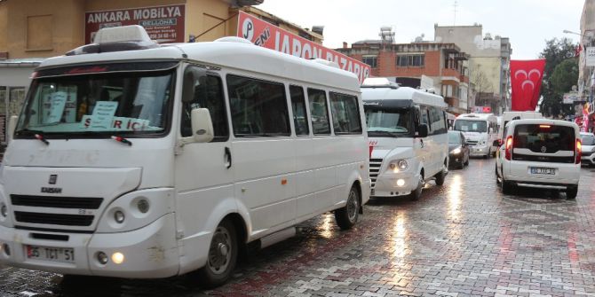 İzmir’de Dolmuşçular Yolu Kapattı, Gergin Anlar Yaşandı
