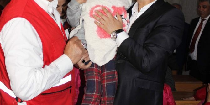 Kızılay Depremzede Çocukları Sevindirdi