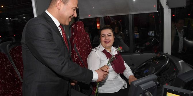 Başkan Sözlü’den Kadın Şoförlere Jest
