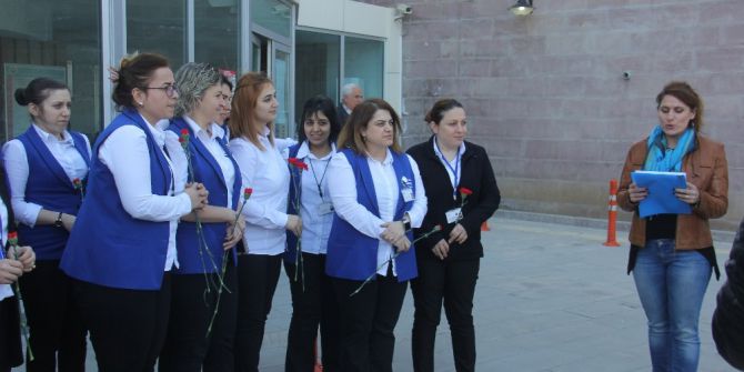 Sağlık Çalışanı Kadınlar Dünya Kadınlar Günü İçin Hastane Önünde Toplandı