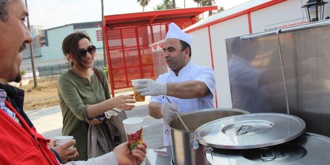 Türk Kızılayı İskenderun Şubesi’nden Üniversite Öğrencilerine Sıcak Çorba İkramı