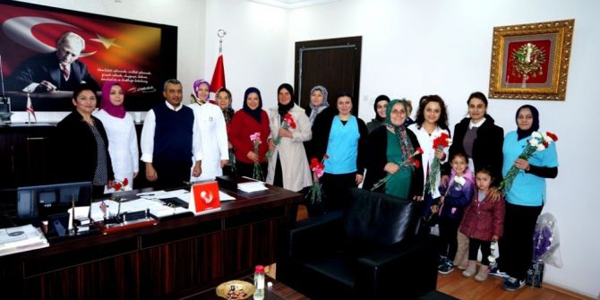 Ak Partili Kadınlar Hastanede Karanfil Dağıttı