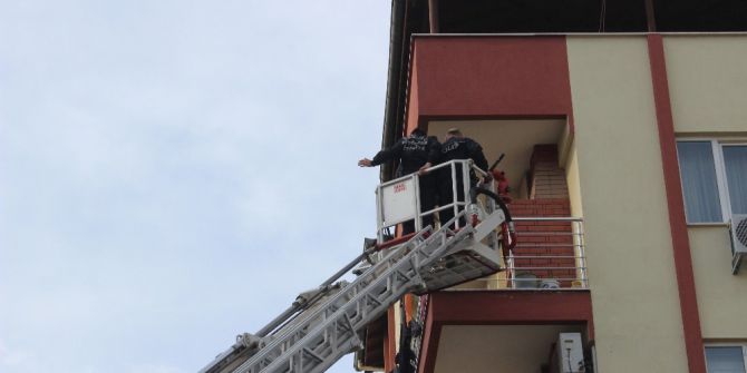 8 Yaşındaki Kızını Rehin Aldı