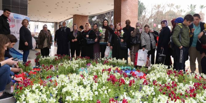Başkan Şirin’den Kadınlara Çiçek Jesti