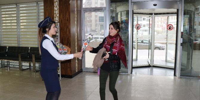 Kadınlara Karanfil Dağıtılarak Günleri Kutlandı