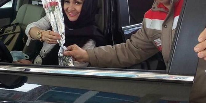 Uşak’ta Yakıt Almaya Gelen Kadınlara Hoş Sürpriz