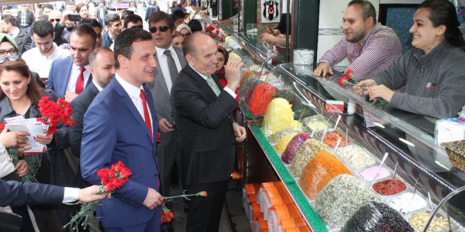 Başkan Kadir Topbaş, Kadınlara Karanfil Hediye Etti