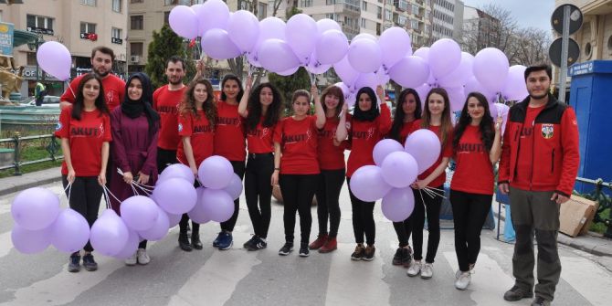 Osmangazi Üniversitesi Akut Öğrenci Topluluğu Kadınlara Balon Dağıttı