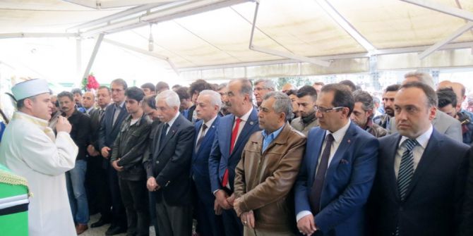 Otobüs Kazasında Ölen Leyla Çiçek Gözyaşları İçinde Son Yolculuğuna Uğurlandı