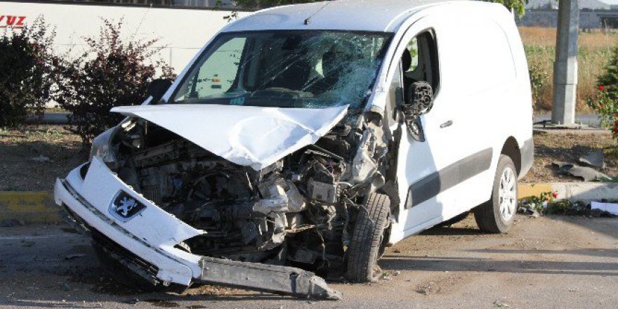 Eskişehir’de Virajı Alamayan Sürücü Karşı Şeride Geçti: 15 Yaralı