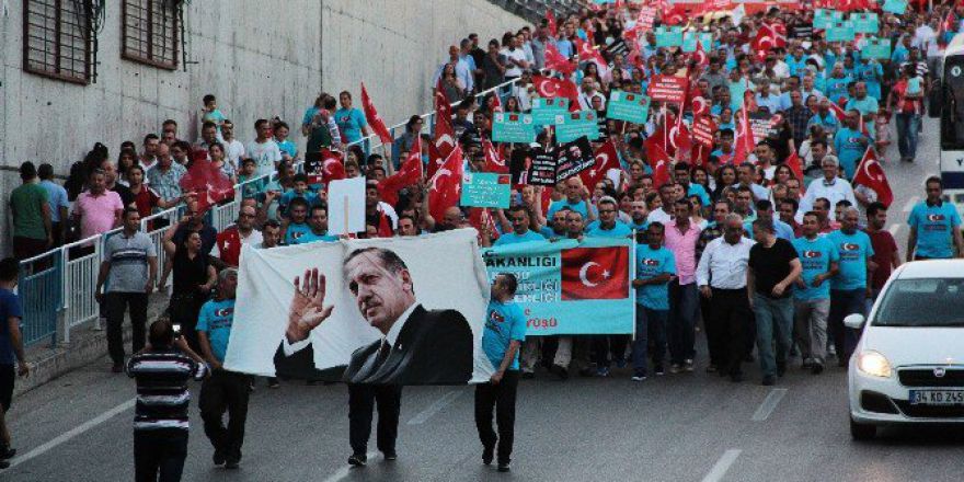 Adana’da Sağlık Çalışanlarından ‘Demokrasi Yürüyüşü’