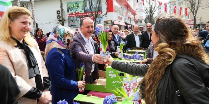 Bağcılar’da Kadınlara 25 Bin Adet Sümbül Dağıtıldı