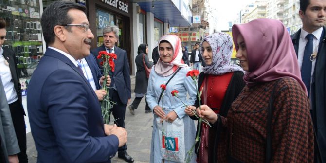 Başkan Atilla Kadınlara Karanfil Ve Hediye Dağıttı