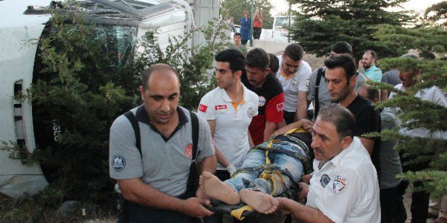 Elazığ’da Devrilen Kamyonette Sıkışan Sürücü Kurtarıldı