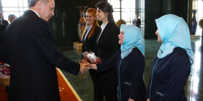 Cumhurbaşkanı Erdoğan, Külliyede Çalışan Kadınlara Çiçek Verdi