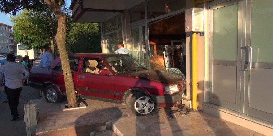 Kontrolden Çıkan Otomobil İş Yerine Girdi