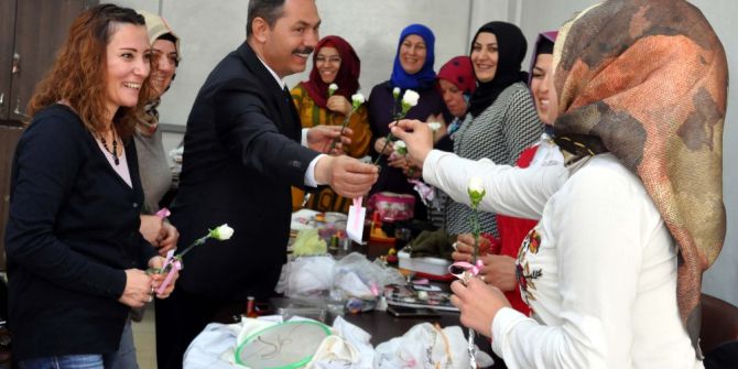 Başkan Uysal Bayanlara Karanfil Vererek Günlerini Kutladı