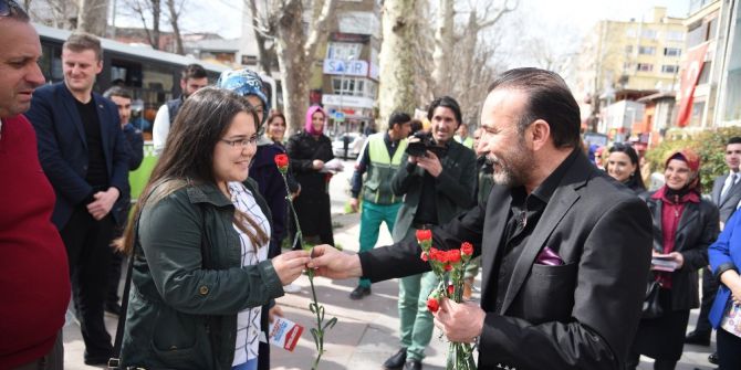 Başkan Doğan, İzmitli Kadınlara Karanfil Hediye Etti