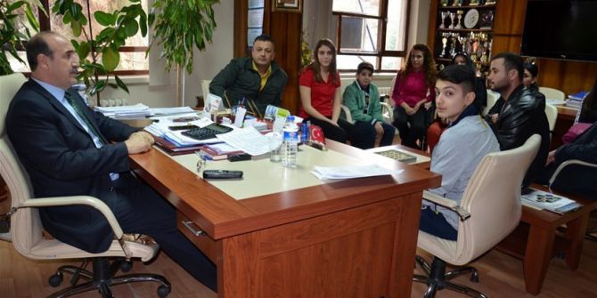 Milli Takım Kamp Seçmelerine Katılan Yüzücüler, Sevinçlerini Müdür Fındıklı İle Paylaştı