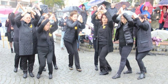 8 Martı Yağmur Altında Kutladılar