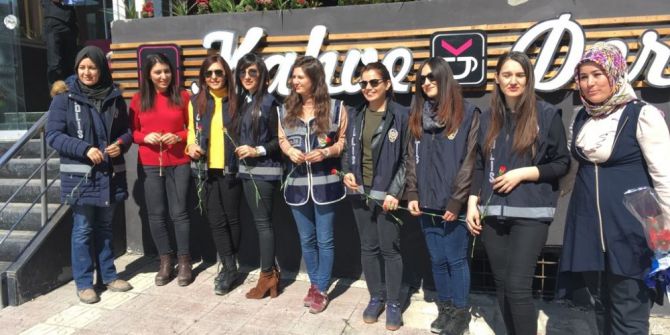 Ak Partili Kadınlardan Kadın Polislere Karanfil