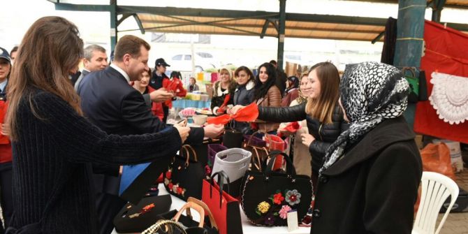 Kadınlara Karanfil Dağıtıp Evet’e Davet Etti