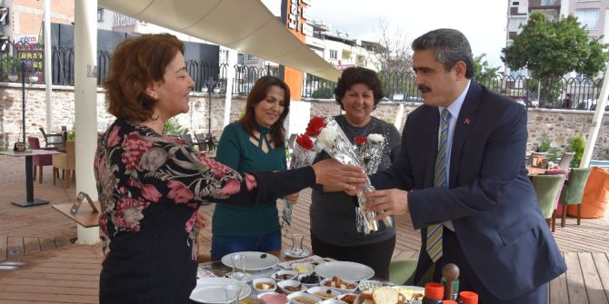 Alıcık, Kadınlar Günü’nde Karanfil Dağıttı