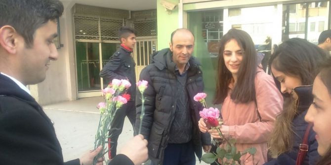 Kadınlara 4 Bin Çiçek Dağıtıldı