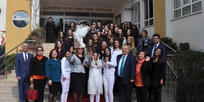 Cumhuriyete Yön Veren Kadınlar Sergisi’nde Öğrenciler Barış Güvercini Uçurdu