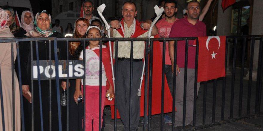 Koltuk Değnekleriyle 11 Gündür Demokrasi Nöbetinde