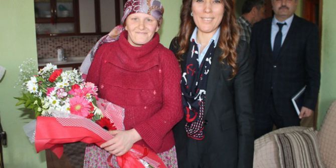 Zihinsel Engelli Kardeşlerine 10 Yıldır Annelik Yapıyor