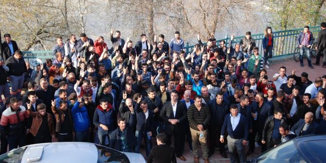 Kürsüyü İşgal Edip Masaları Devirdiler