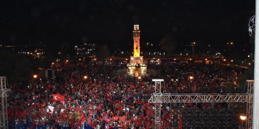 Ellerde Bayraklar, Dillerde Sloganlarla Demokrasi Nöbeti Sürüyor