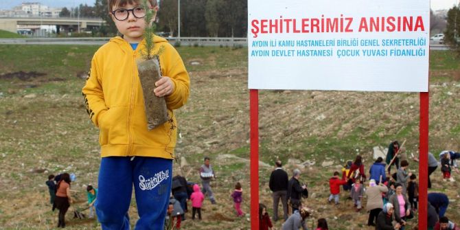 Minik Eller Fidanları Şehitler İçin Toprakla Buluşturdu