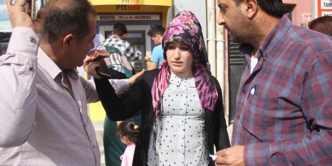 Kulağındaki Küpeyi Sahte Polise Kaptıran Kadının Gözyaşları