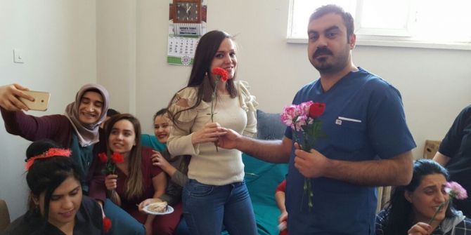 Sağlık-sen’den Kadınlara Çiçek