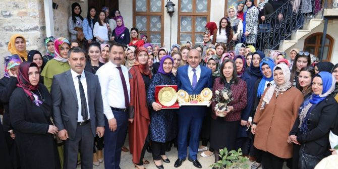 Belediye Başkanı Kara, Konaklardaki Bayanları Ziyaret Etti