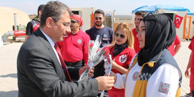 Sınırda Görev Yapan Bayan Sağlıkçılara Anlamlı Ziyaret