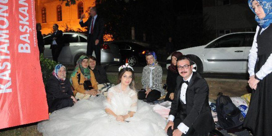 Demokrasi Nöbetine Gelin-damat Damgasını Vurdu