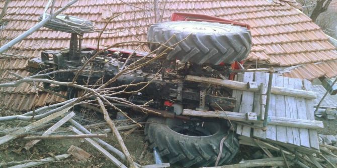 Kontrolden Çıkan Traktör Evin Çatısına Düştü