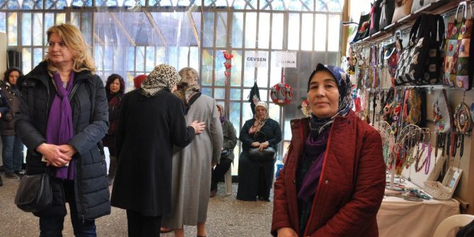 Kadınlar El Emeği Ürünlerini Satarak Ayakta Duruyorlar