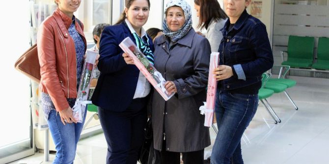 8 Mart’ta Kadınları Çiçeklerle Karşıladı