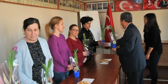 Başkan Akkaya’dan Kadınlara Çiçek