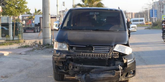 Minibüs İle Otomobil Çarpıştı: 1 Yaralı