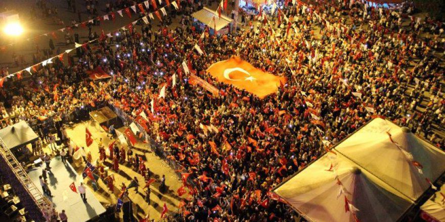 Esenyurt’ta Darbe Girişimine Karşı Halk Demokrasi Nöbetinde