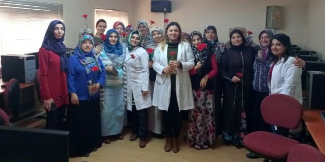 Sağlık Çalışanlarından Eğitim Gören Kadınlara Karanfil